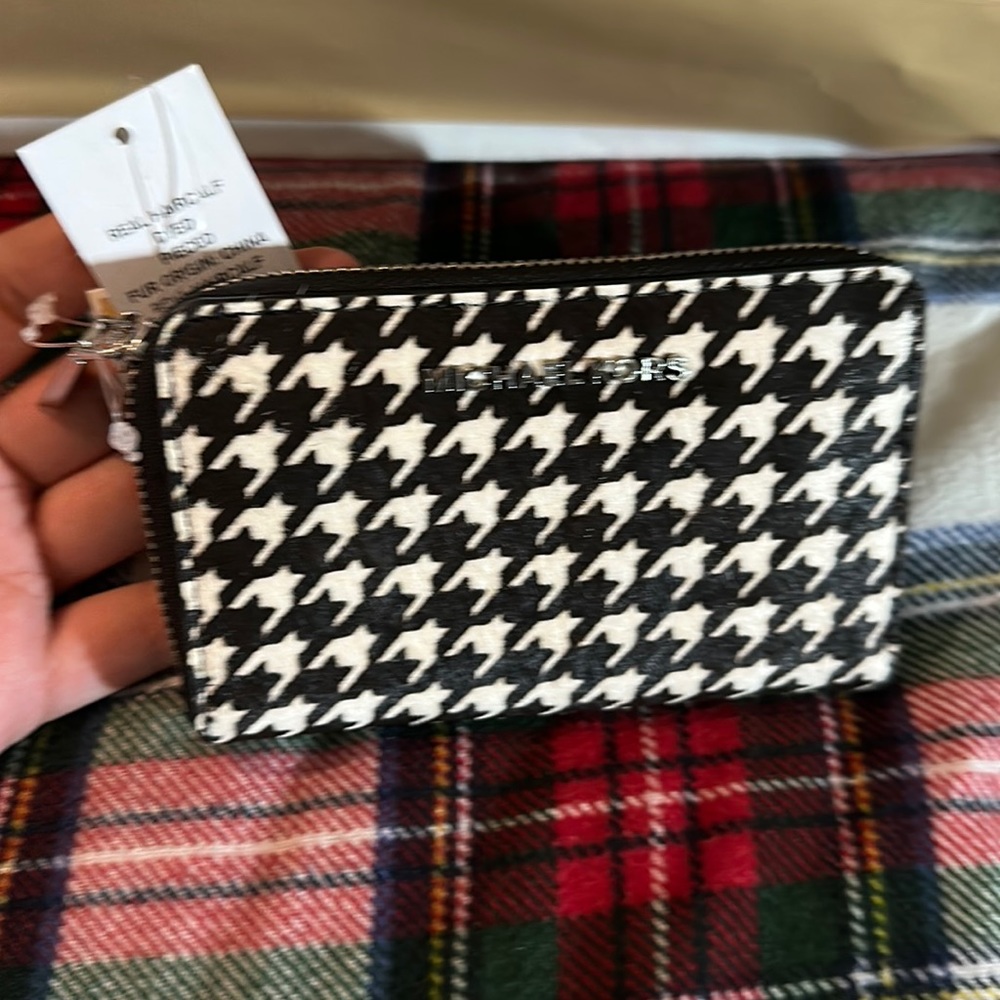 Wallet back and white mk